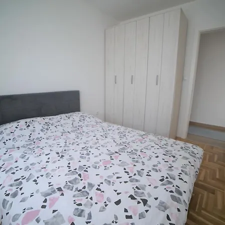33 Apartmán